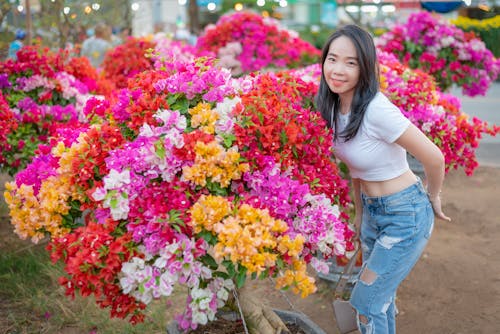Kostnadsfri bild av asiatisk kvinna, blommor, färgrik