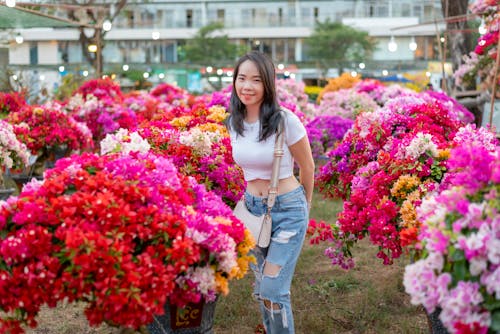 Kostnadsfri bild av asiatisk kvinna, blommor, färgrik