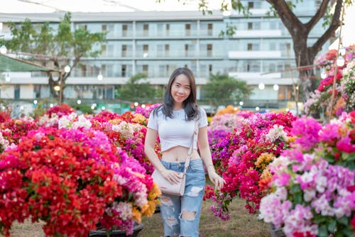 Kostnadsfri bild av asiatisk kvinna, blommor, färgrik