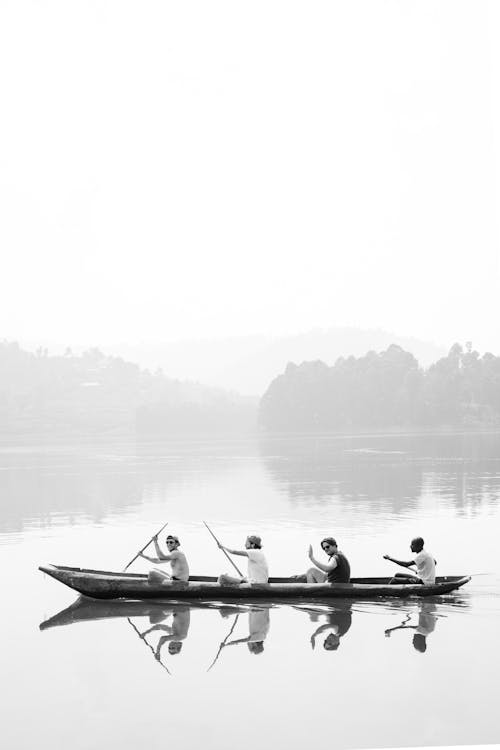 Foto d'estoc gratuïta de aventura, barca, blanc i negre