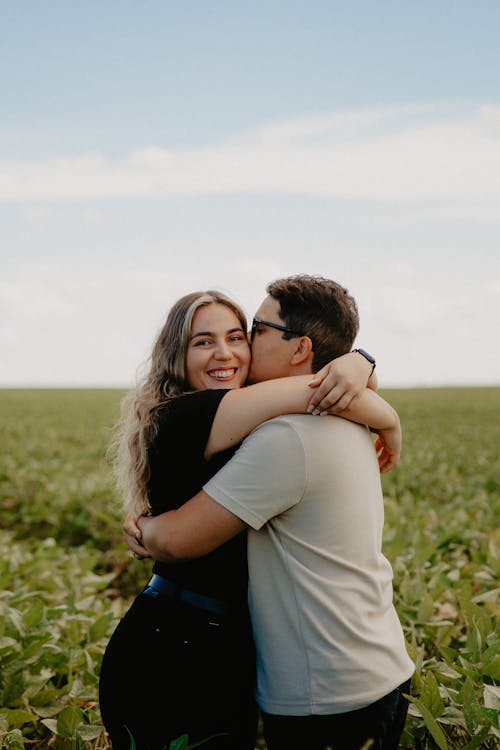 Foto profissional grátis de afetuoso, alegre, beijando