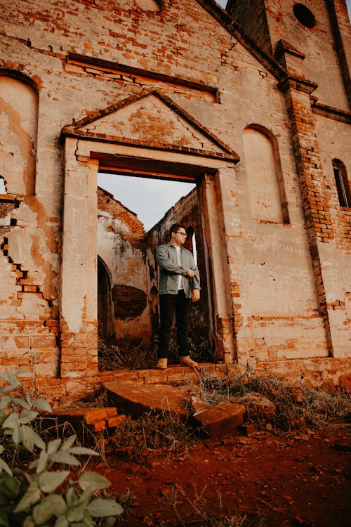 교회, 남자, 빨간 벽돌의 무료 스톡 사진