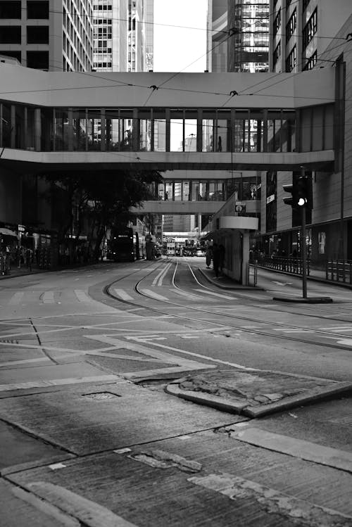 Kostenloses Stock Foto zu fußgängerbrücke, moderne architektur, schwarz und weiß