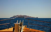 从船头俯瞰，遥远岛屿的迷人景色尽收眼底，体验公海旅行的宁静