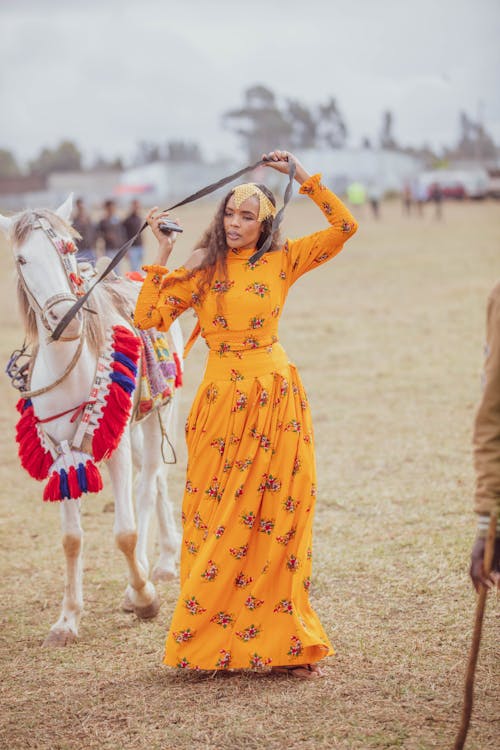 アフリカ人女性, お祝い, スタンの無料の写真素材