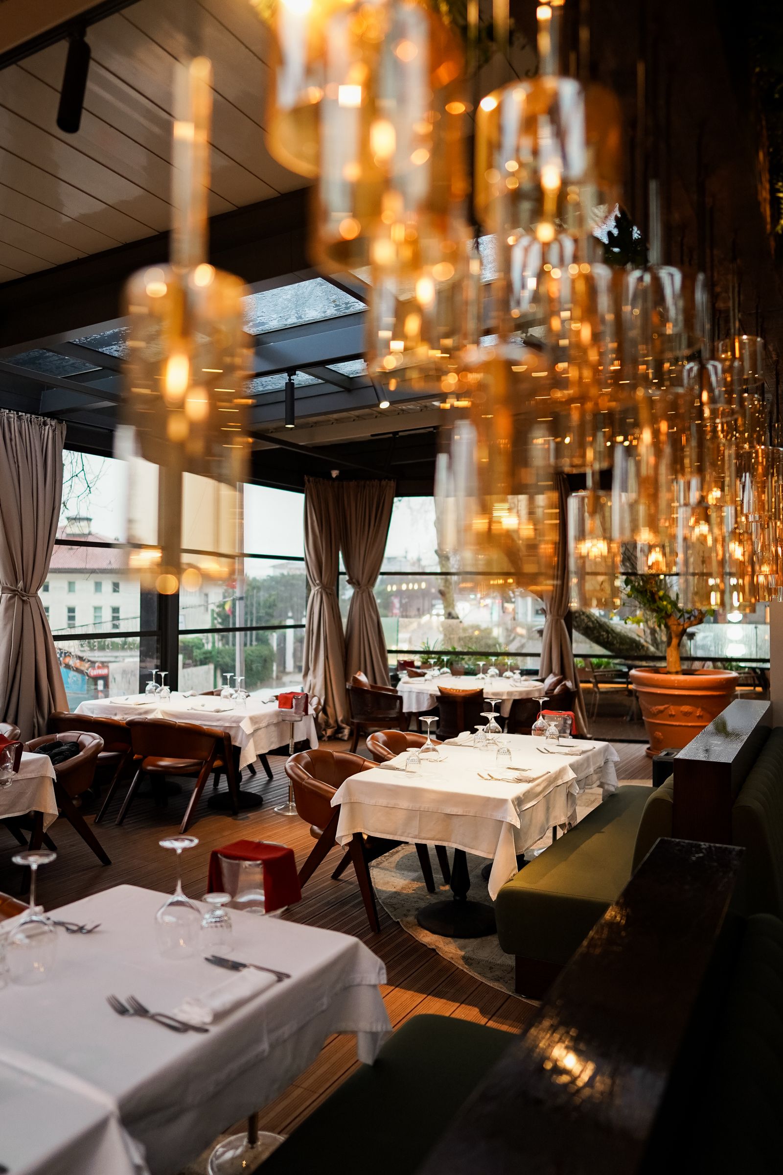 Salle éclairée en lumière tamisée, ambiance du service du soir