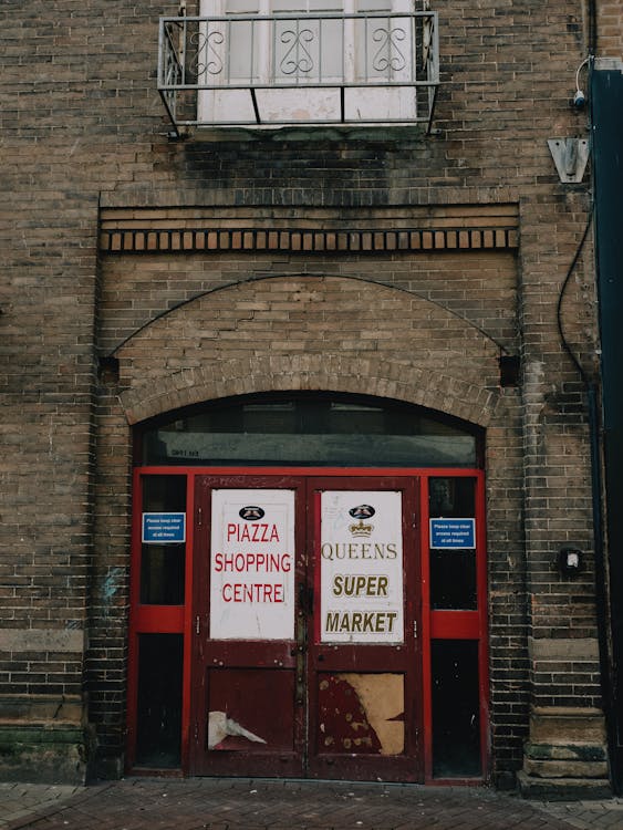 A red brick building with a sign that says pool centre