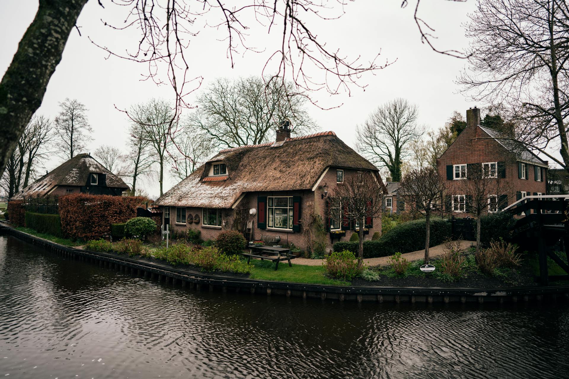 Boot varen door de grachten van Giethoorn