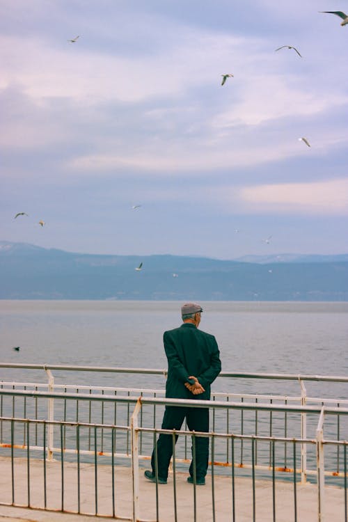 adam, arkadan görünüm, ayakta içeren Ücretsiz stok fotoğraf