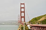 旧金山标志性的金门大桥在晴朗的一天中展现了其独特的建筑风貌