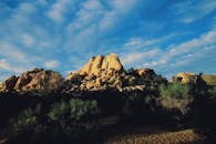 沙漠岩层映衬在充满活力的天空下，景色显得格外戏剧性