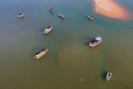 鸟瞰沙滩附近宁静海水上的渔船