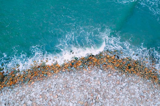 鸟瞰图令人惊叹地捕捉到了岩石海岸与蔚蓝海浪之间的鲜明对比