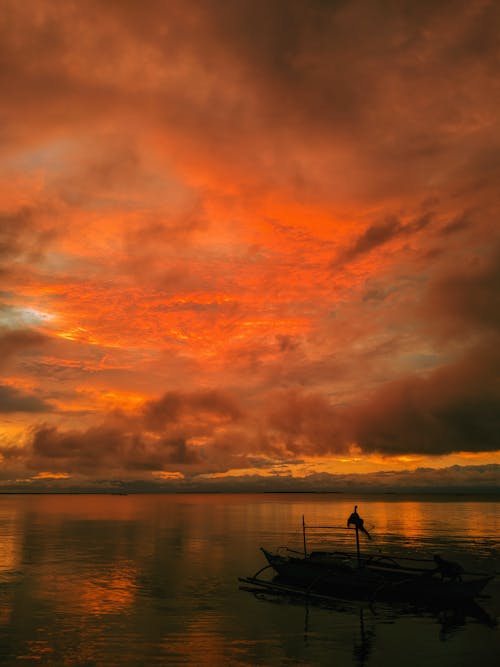 Kostenloses Stock Foto zu gelben himmel, küste, meer