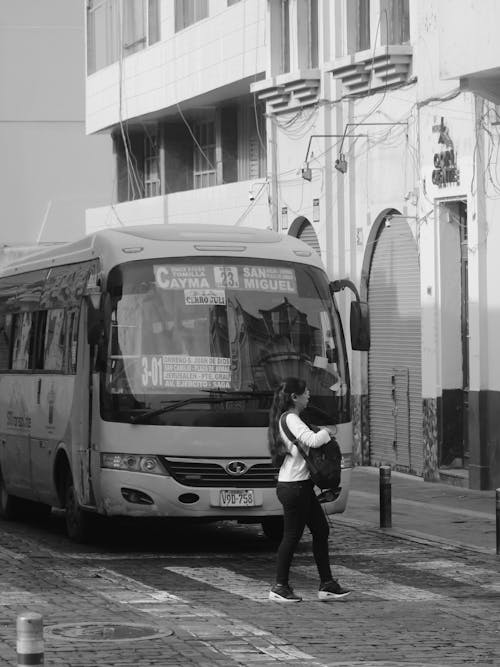 Základová fotografie zdarma na téma autobus, budova, černobílý