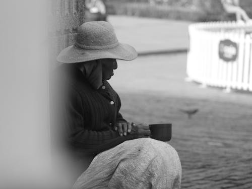 Foto d'estoc gratuïta de ancians, assegut, barret