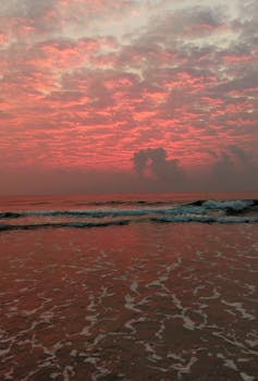 钦奈海面上，日出景象令人惊叹，捕捉到了充满活力的天空与温柔的海浪