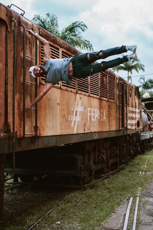 бесплатная Человек делает выставку в вагоне поезда Стоковое фото