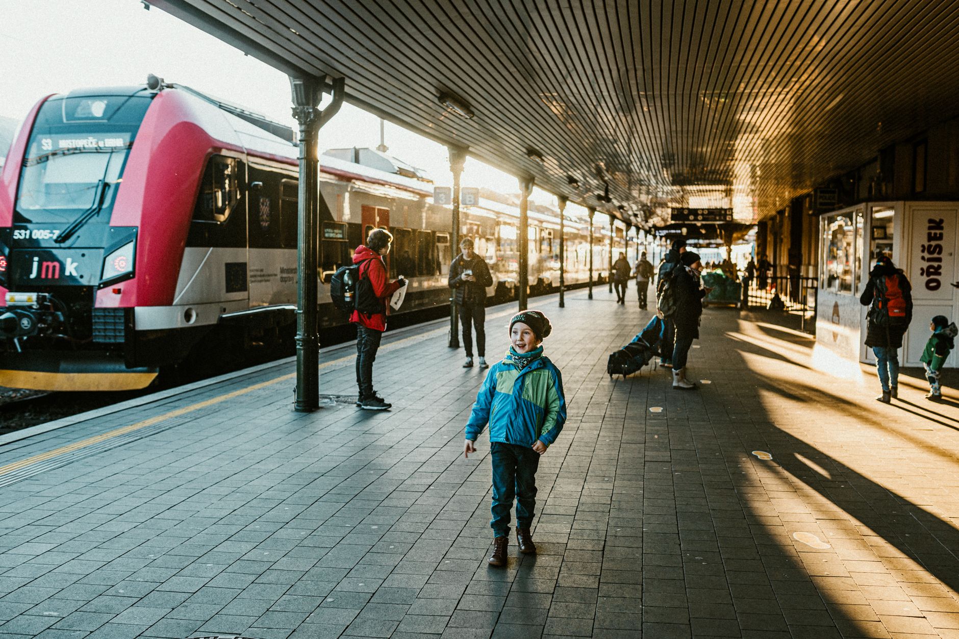 Tren istasyonunda NS görevlisi ile yürüyen küçük çocuk
