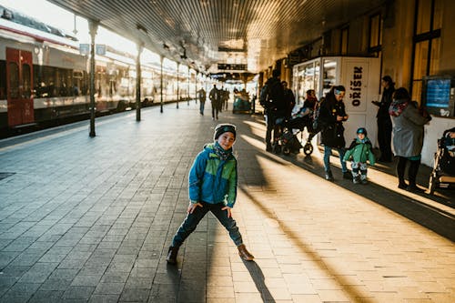 Foto d'estoc gratuïta de andana de l estació de tren, bufó, ciutat