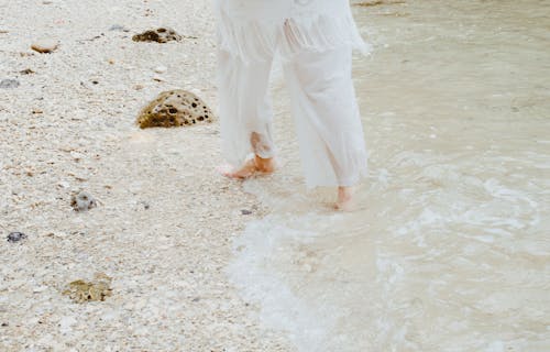 無料 ビーチで白いズボンの人 写真素材