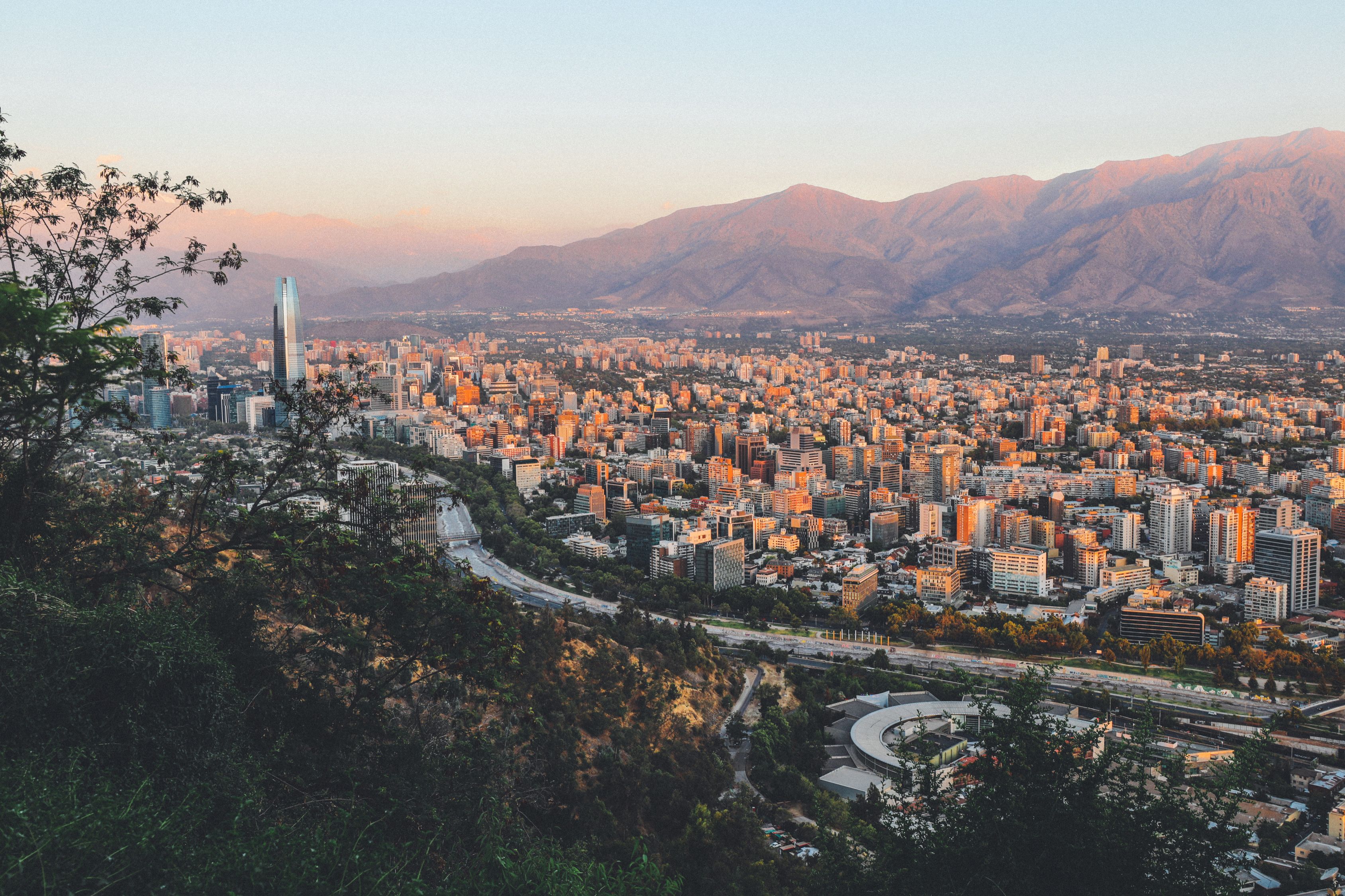 Fotograf a A rea De La Ciudad Cerca De La Monta a Fotos De Stock fotograf-a-a-rea-de-la-ciudad-cerca-de-la-monta-a-fotos-de-stock