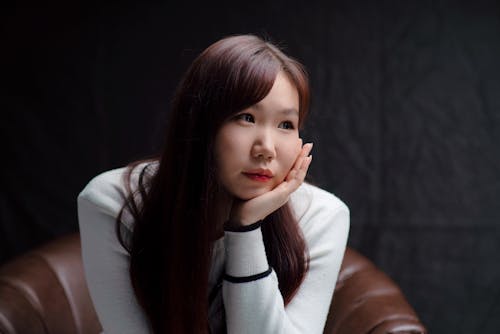 Ilmainen kuvapankkikuva tunnisteilla aasialainen nainen, istuminen, käsi poskessa