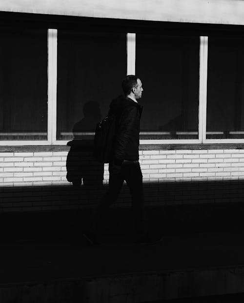 Immagine gratuita di bianco e nero, camminando, marciapiede
