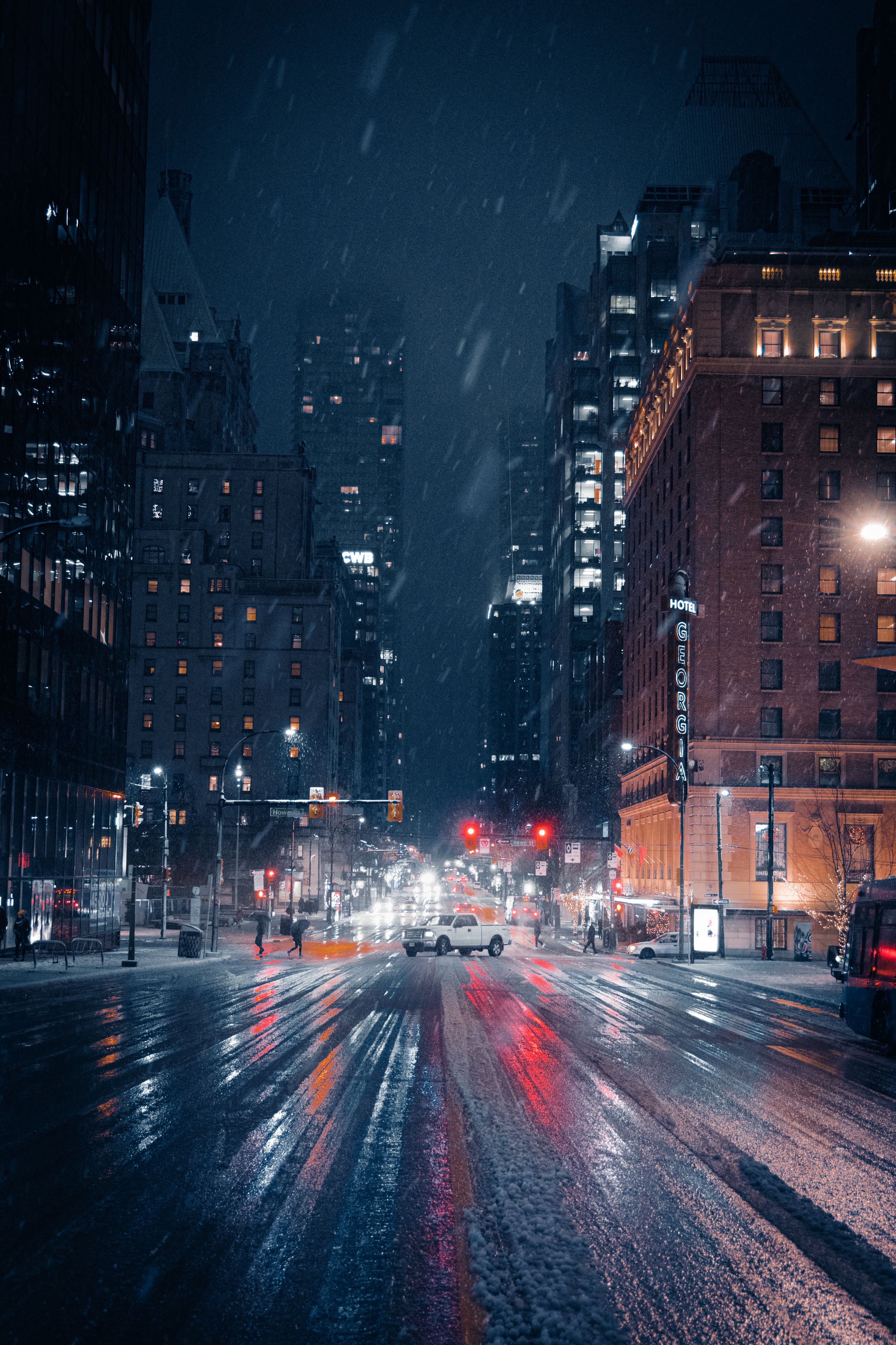 How to find quiet frames in a busy city walk — how do i frame symmetrical scenes fast on location?