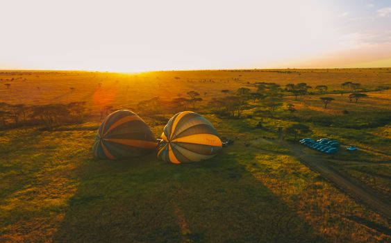 Hot-air balloon over the Mara at dawn — Kenya Safari