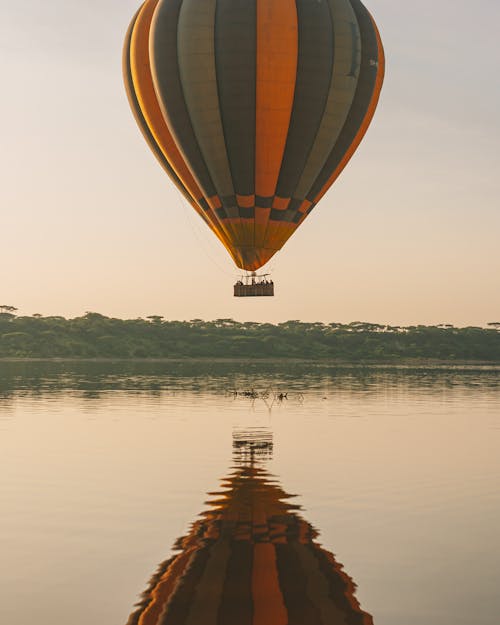 Darmowe zdjęcie z galerii z balon na gorące powietrze, jezioro, latanie