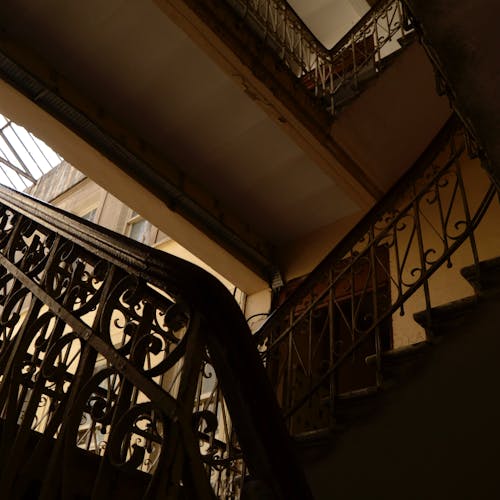 Darmowe zdjęcie z galerii z format kwadratowy, klatka schodowa, klatki schodowe