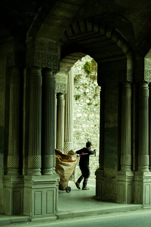 Immagine gratuita di borsa, camminando, colonne