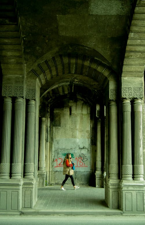 Darmowe zdjęcie z galerii z chodzenie, kobieta, kolumnada