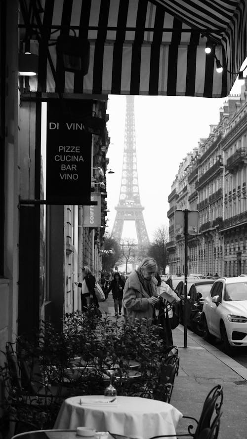 Cafe with View on Eiffel Tower