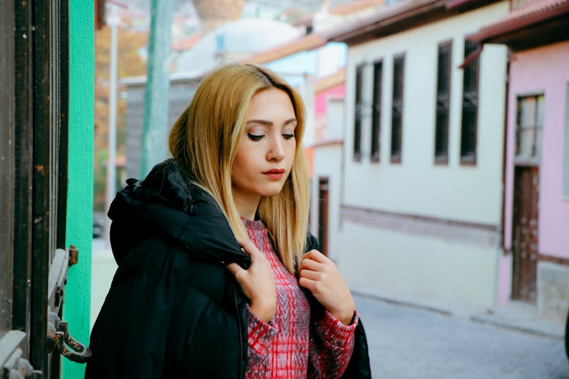 Základová fotografie zdarma na téma blond, bunda, dívání se dolů