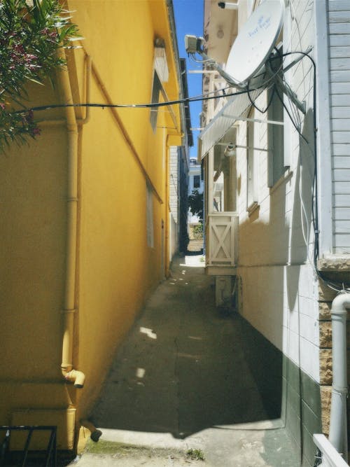 Darmowe zdjęcie z galerii z aleja, budynki, cień