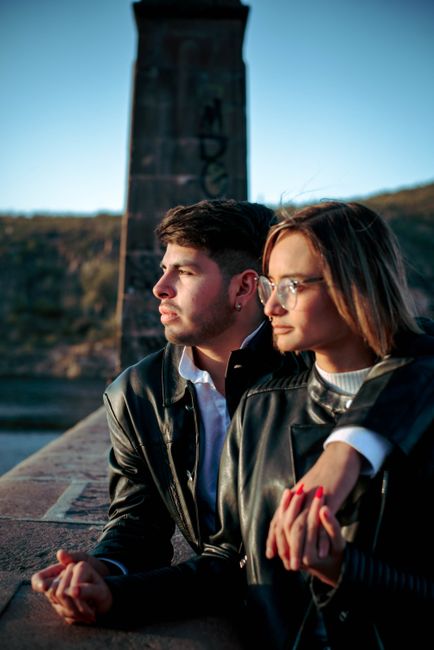 Fotomural Una pareja a la moda posando con chaquetas de cuero en un día soleado al aire libre.