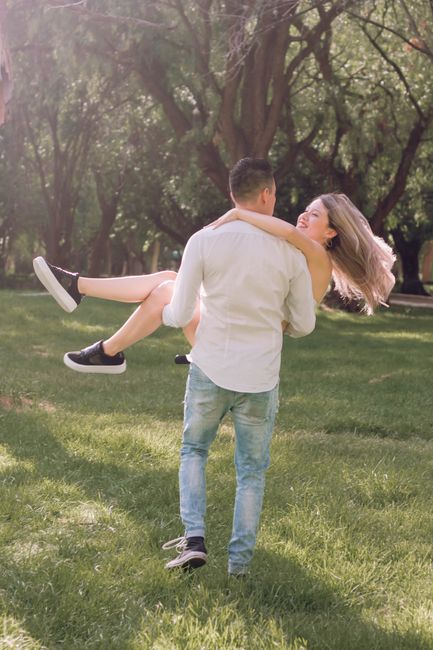 Fotomural Una pareja enamorada disfruta de un día soleado en el parque, abrazándose juguetonamente.
