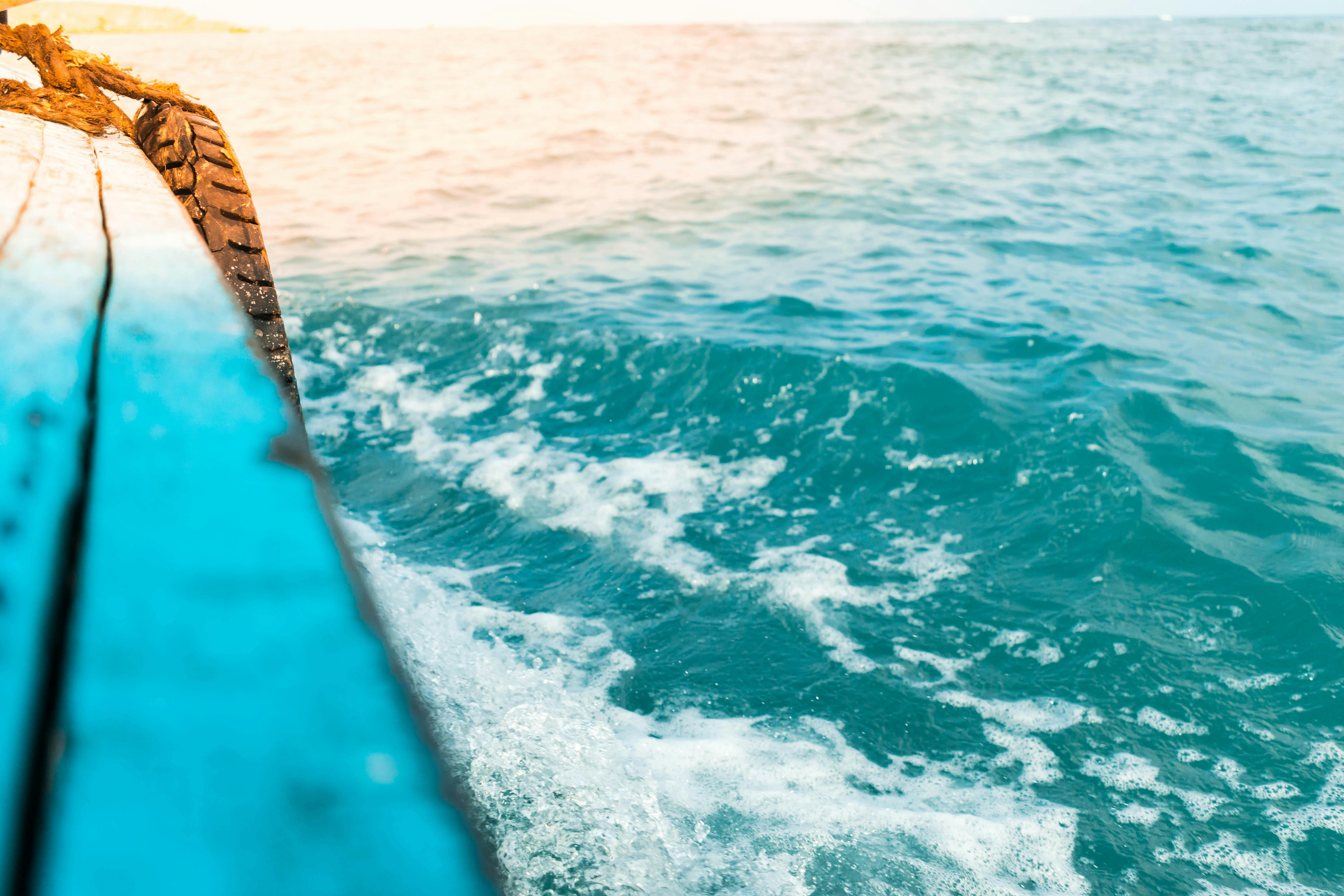 阿拉伯海卡拉奇海岸附近，乘船掀起的海浪