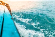 巴基斯坦卡拉奇海岸附近的阿拉伯海乘船掀起的海浪