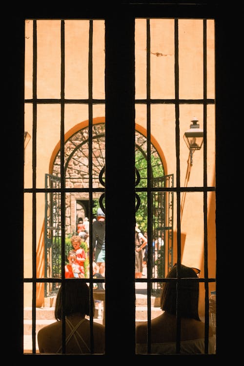 Darmowe zdjęcie z galerii z kobiety, miejski, okna