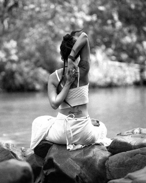 女人坐在岩石上