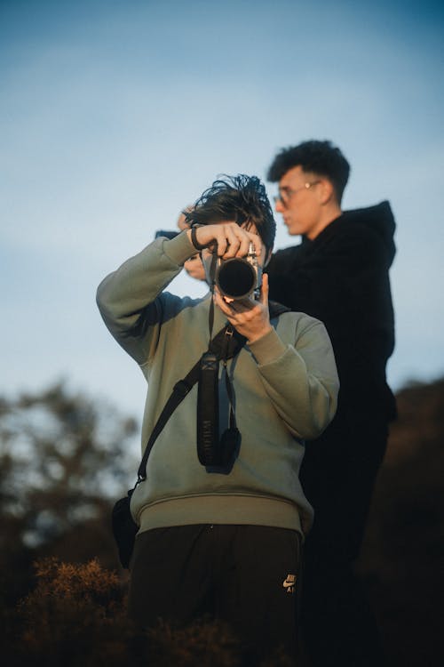 adam, ayakta, aygıt içeren Ücretsiz stok fotoğraf