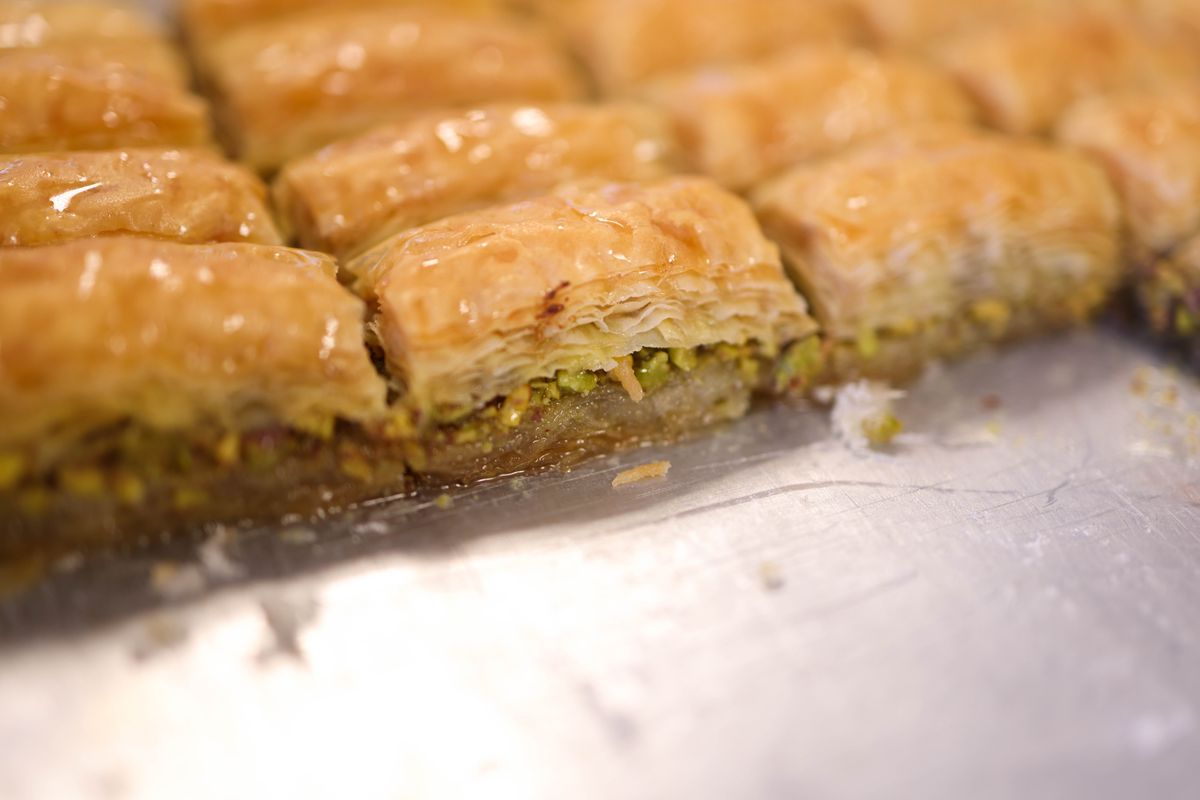 Dilimlenmiş şerbetli ev baklavası