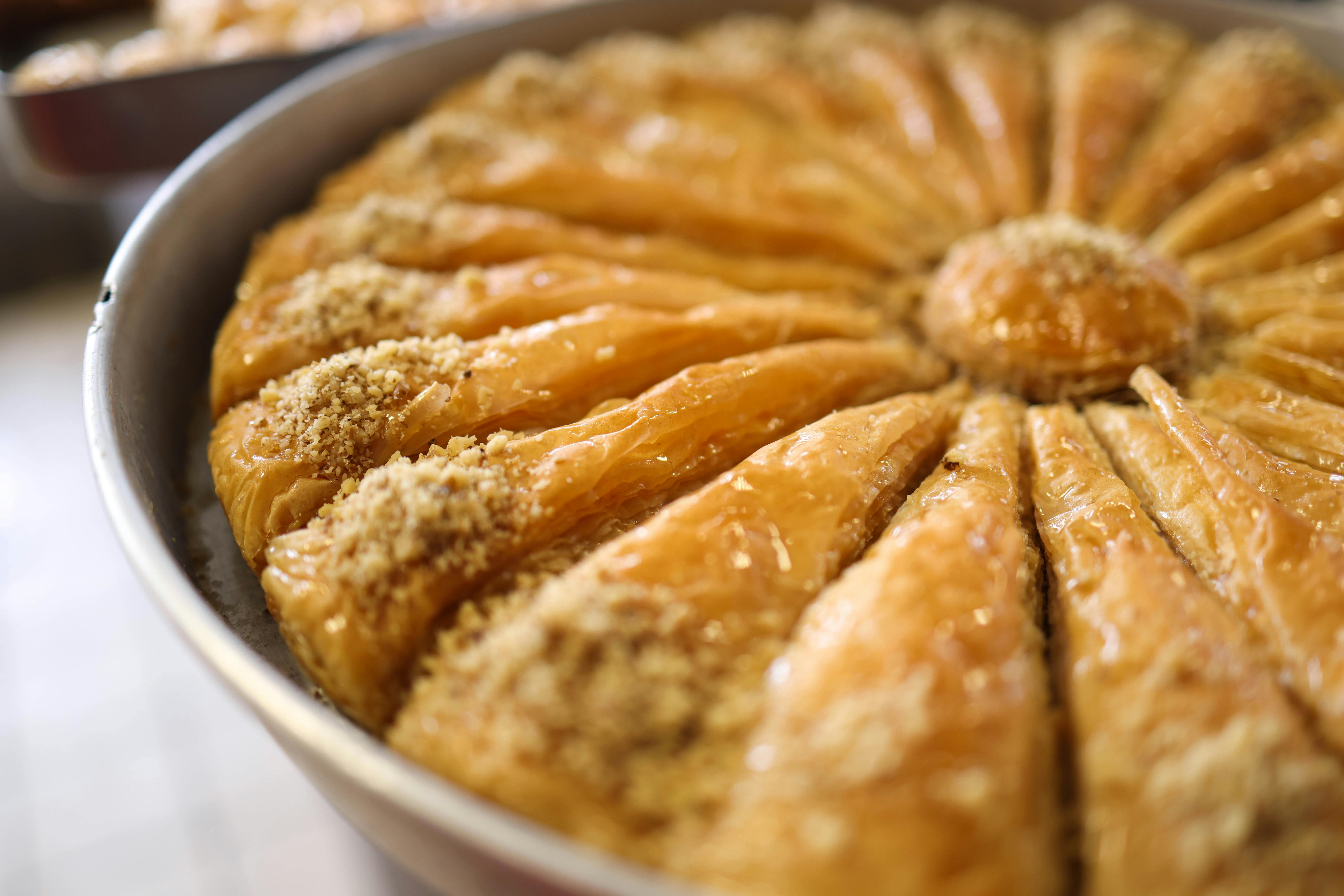 Török börek – ropogós fetás-spenótos leveles tészta házilag – golden baked borek sliced pieces