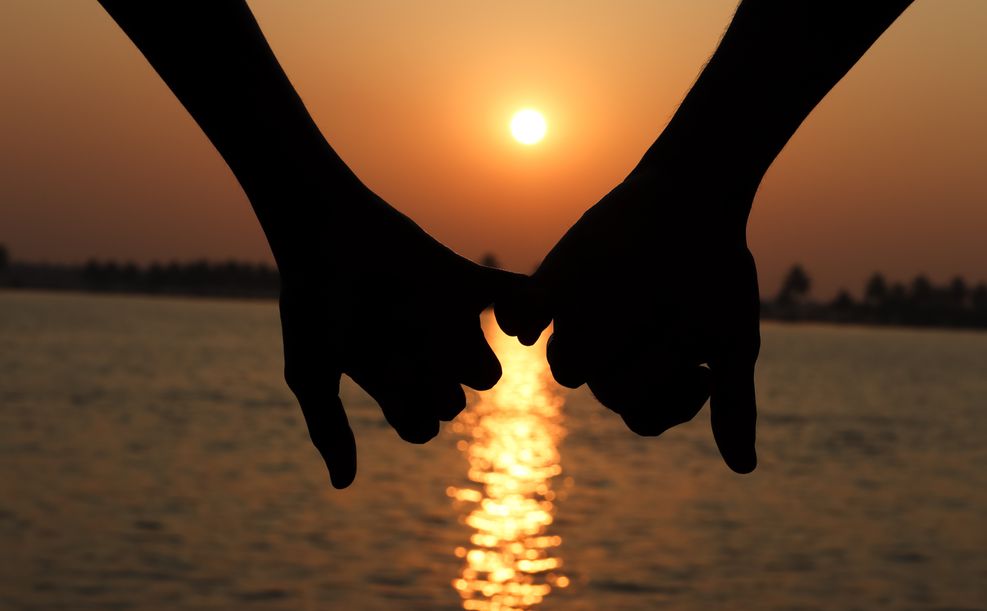Online dating: starting a conversation on a niche platform