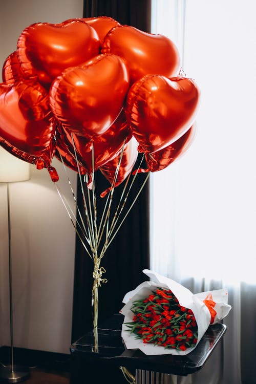Gratis stockfoto met ballonnen, bloemen, gordijn
