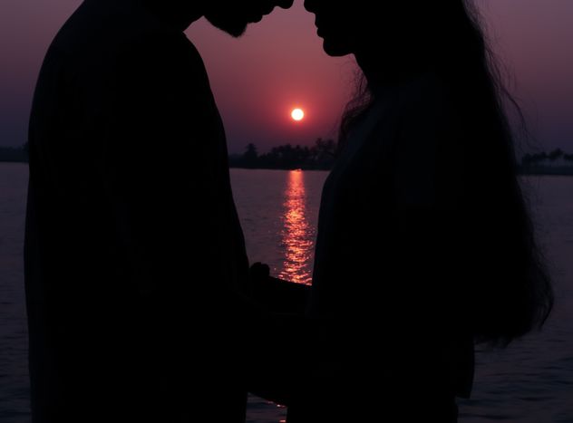 Online dating: starting a conversation on a niche platform