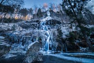 冰冻瀑布从冬季森林景观中倾泻而下，令人惊叹